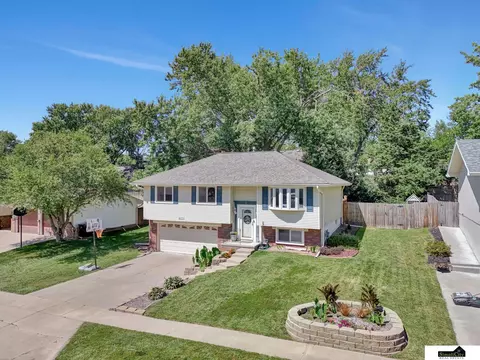 6123 NW Gary St, Lincoln, NE 68521