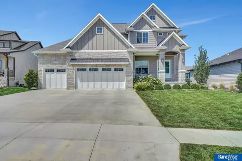 8810 Rocky Top Rd, Lincoln, NE 68526