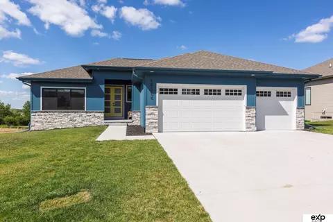 10206 Longshore Ave, Papillion, NE 68046