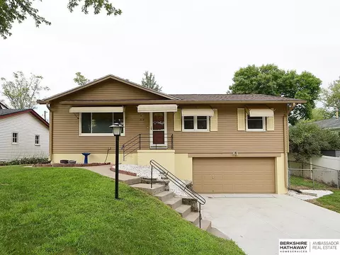 512 Wilshire Dr, Bellevue, NE 68005