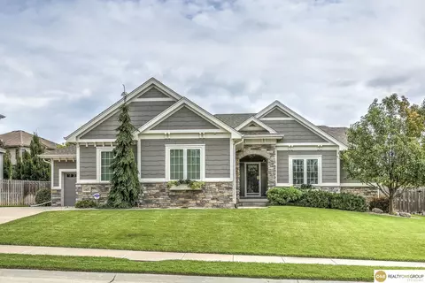 1607 S 211 St, Omaha, NE 68022