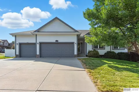 18732 Hoich Dr, Omaha, NE 68136