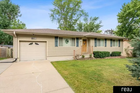 2811 Janan Dr, Bellevue, NE 68005