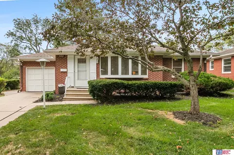 2332 Colonial Dr, Lincoln, NE 68502