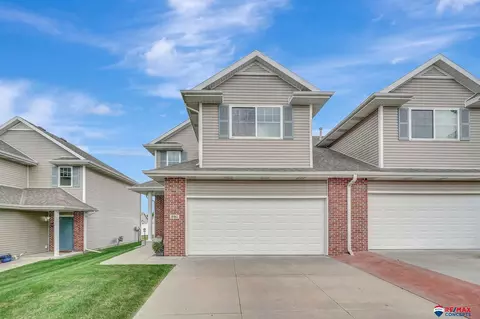 8911 Broken Spoke Dr, Lincoln, NE 68507