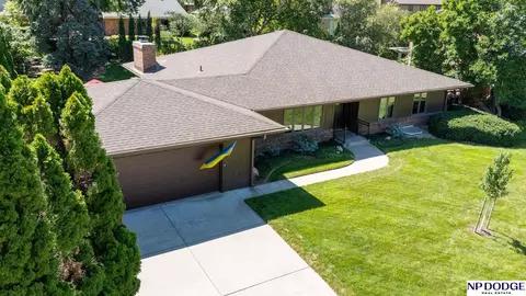 7435 Whitestone Dr, Lincoln, NE 68506