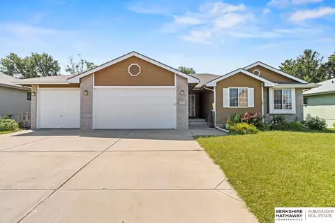9117 Valley View Dr, La Vista, NE 68128