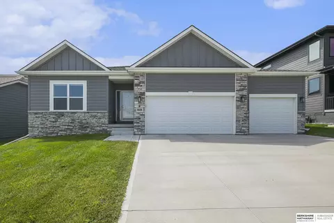 4608 N 212th St, Elkhorn, NE 68022