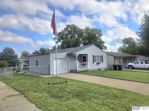 518 W Sherman St, Papillion, NE 68046