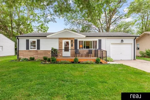 213 Highland Dr, Gretna, NE 68028