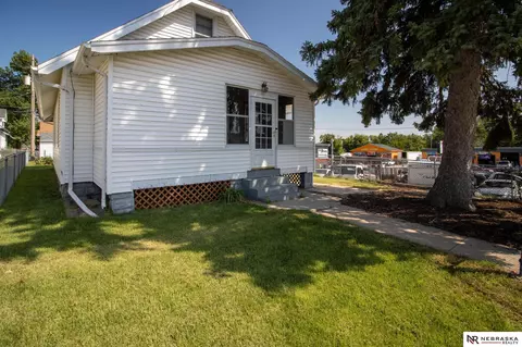 5135 S 38th St, Omaha, NE 68107