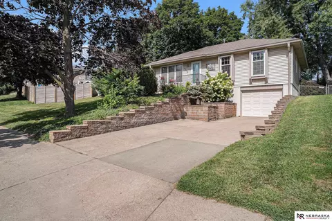 8218 Wildewood Dr, Ralston, NE 68127