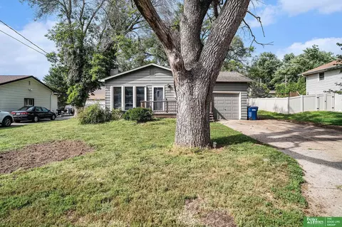 2006 Smith Rd, Bellevue, NE 68005