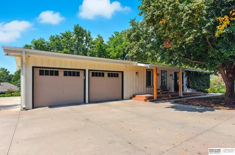 3040 Paddock Rd, Omaha, NE 68124