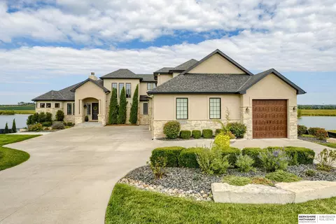 17015 S Reflection Cir, Bennington, NE 68007
