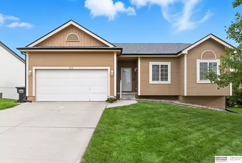 812 Lake Tahoe Dr, Papillion, NE 68046