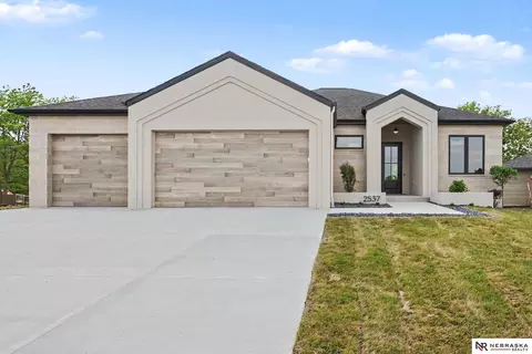 2537 S 102nd St, Lincoln, NE 68520