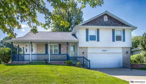 7047 Phoenix Dr, Lincoln, NE 68516