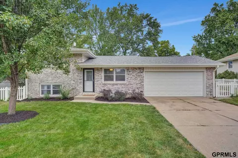 4821 Woodhaven Dr, Lincoln, NE 68516