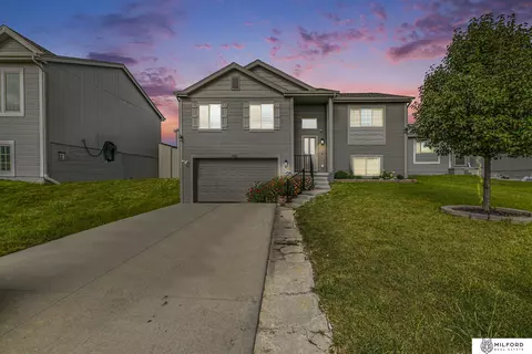 7706 N 92 Cir, Omaha, NE 68122
