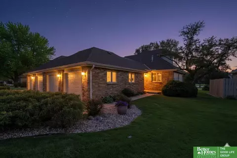 6212 Oak Hills Plz, Omaha, NE 68137