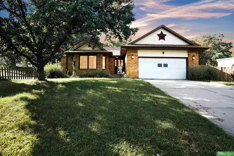 2004 Booth Cir, Lincoln, NE 68521