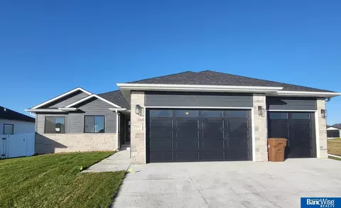 9421 Dalton Dr, Lincoln, NE 68516