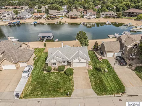 7904 Kona Cir, Papillion, NE 68046