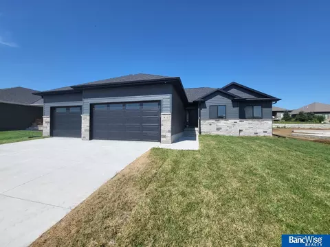 433 Half Moon Dr, Lincoln, NE 68527