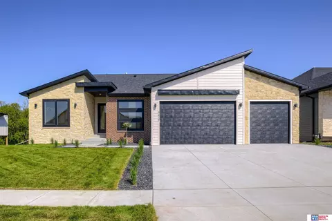 9415 S 86th St, Lincoln, NE 68526