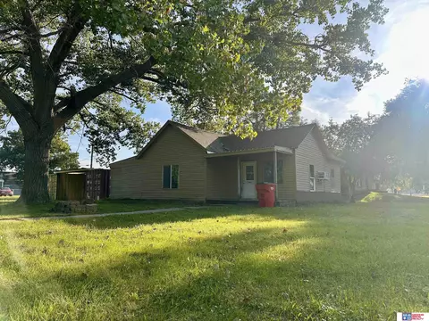 109 N Apple St, De Witt, NE 68341