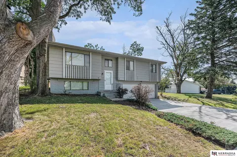 5711 Rambleridge Rd, Omaha, NE 68164