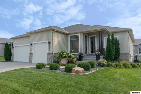 6725 Monarch Dr, Lincoln, NE 68516