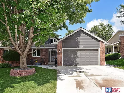 8124 Hickory Ln, Lincoln, NE 68510
