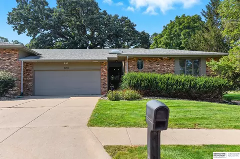 5211 Raven Oaks Dr, Omaha, NE 68152