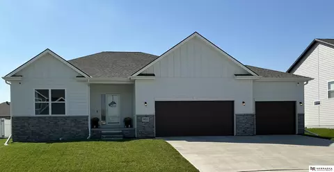 9711 Superior Dr, Papillion, NE 68046