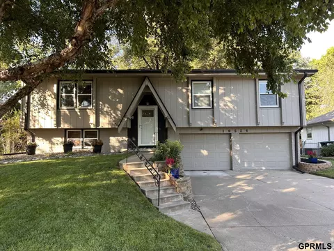 10524 U St, Omaha, NE 68127