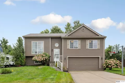 1808 Southview Dr, Papillion, NE 68046