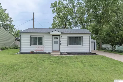 7337 S 69th St, La Vista, NE 68128