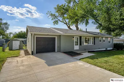 1219 Robin Dr, Bellevue, NE 68005