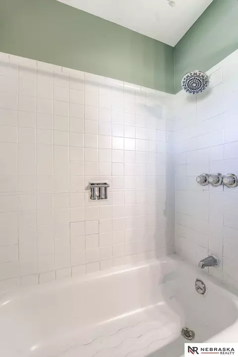 Bath - 1219 Robin Dr, Bellevue, NE 68005 photo 2 of 5