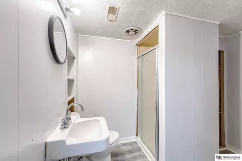 Bath - 1219 Robin Dr, Bellevue, NE 68005 photo 4 of 5