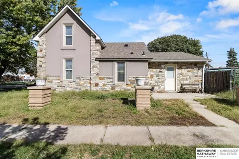 944 S 2nd St, Lincoln, NE 68526