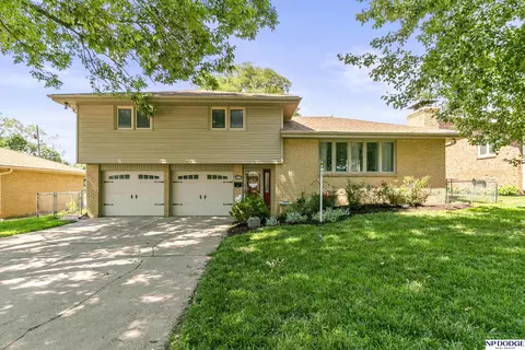 4472 Shady Lane Cir, Omaha, NE 68105