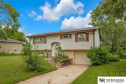 7207 Pine Dr, La Vista, NE 68128