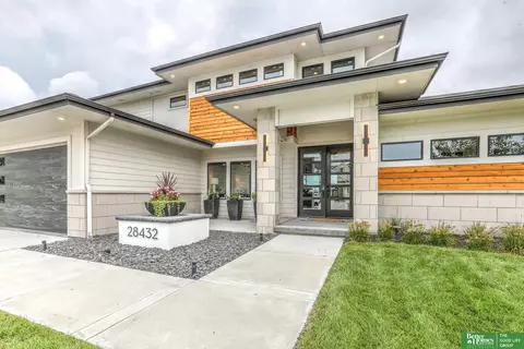 28432 Laurel Cir, Valley, NE 68064