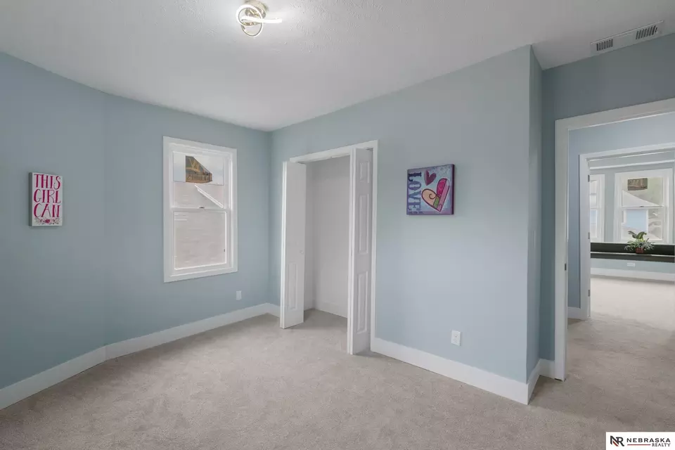 Bedroom - 2306 Ogden St, Omaha, NE 68110 photo 8 of 10
