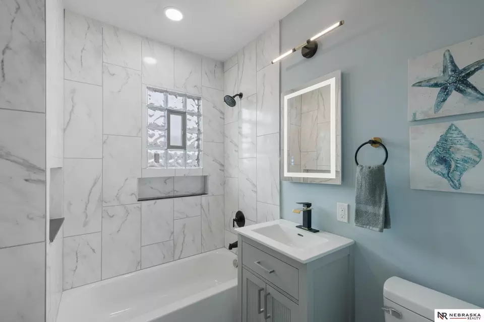 Bath - 2306 Ogden St, Omaha, NE 68110 photo 3 of 3