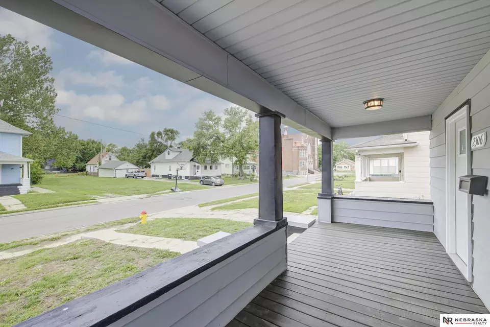 Exterior - 2306 Ogden St, Omaha, NE 68110 photo 4 of 8