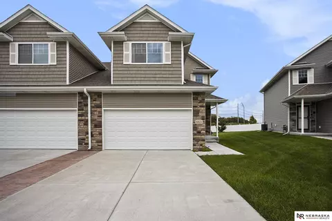 8821 Ridge Hollow Dr, Lincoln, NE 68526